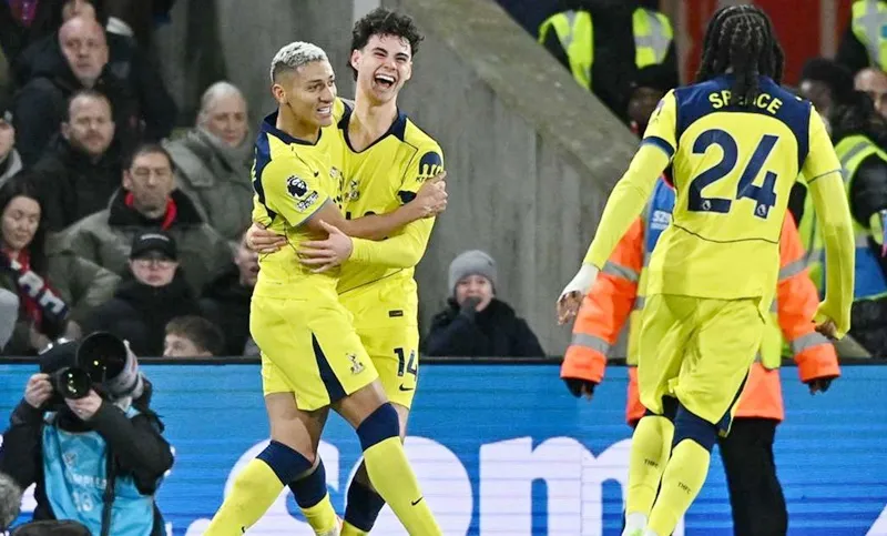 Archie Gray ghi bàn giúp Tottenham giành chiến thắng 1-0 trên sân Crystal Palace.