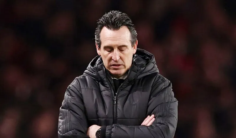 Biểu hiện của HLV Unai Emery khi chứng kiến Aston Villa thua 1-4 tại Arsenal.