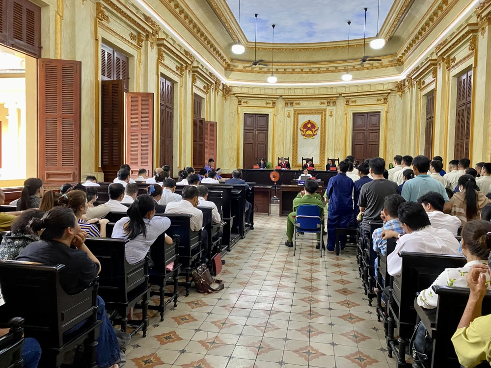 Quang cảnh phiên tòa chiều 17-7 tempImageBWtNCC.jpg