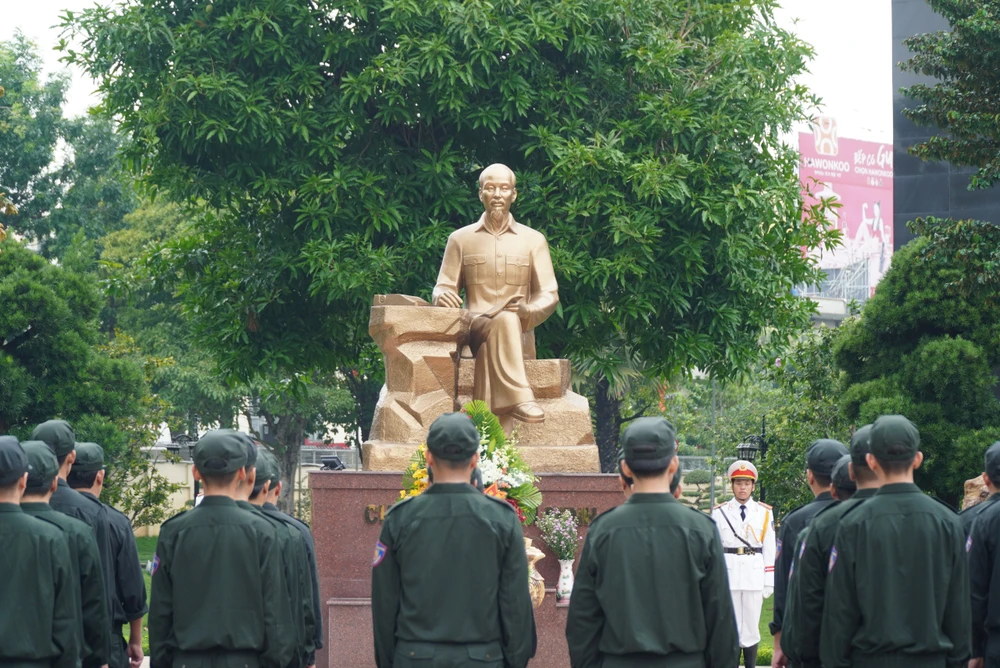 Trung đoàn CSCĐ Đông Nam TPHCM, Bộ Tư lệnh CSCĐ, Bộ Công an đã tổ chức Lễ báo công dâng Bác. Ảnh: THÀNH CHUNG