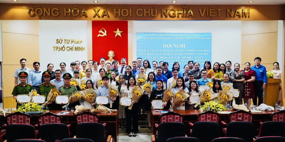 Các tập thể, cá nhân đoạt giải trong cuộc thi “Tìm hiểu pháp luật về Luật Căn cước - Định danh điện tử và dịch vụ công trực tuyến”