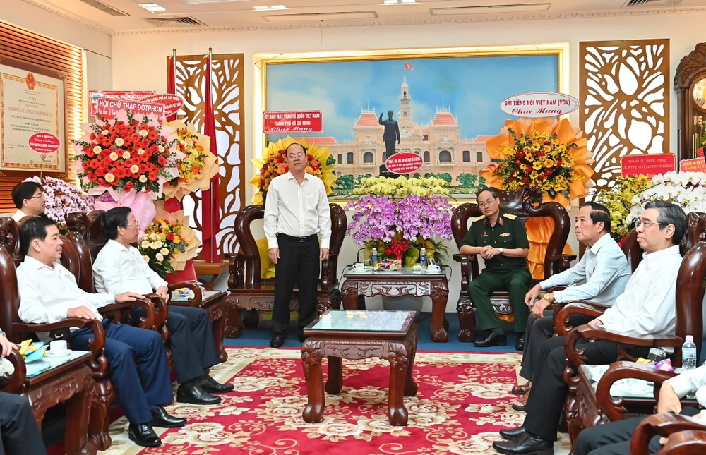 Thay mặt Thành ủy, HĐND, UBND, Ủy ban MTTQ Việt Nam TPHCM, đồng chí Nguyễn Hồ Hải gửi lời chúc mừng các đồng chí trong Đảng ủy, Bộ Tư lệnh TPHCM. Ảnh: VIỆT DŨNG z6149655346077_777d17ef3f4d6d8115726e6203558c8b.jpg