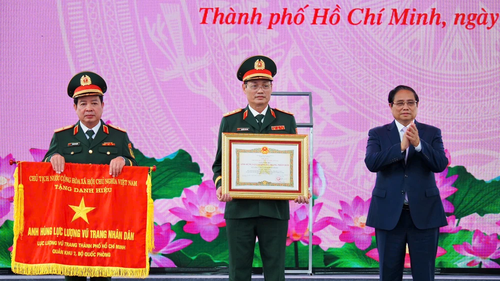 Thủ tướng Chính phủ Phạm Minh Chính chúc mừng Lực lượng vũ trang TPHCM đón nhận danh hiệu Anh hùng lực lượng vũ trang nhân dân. Ảnh: HOÀNG HÙNG