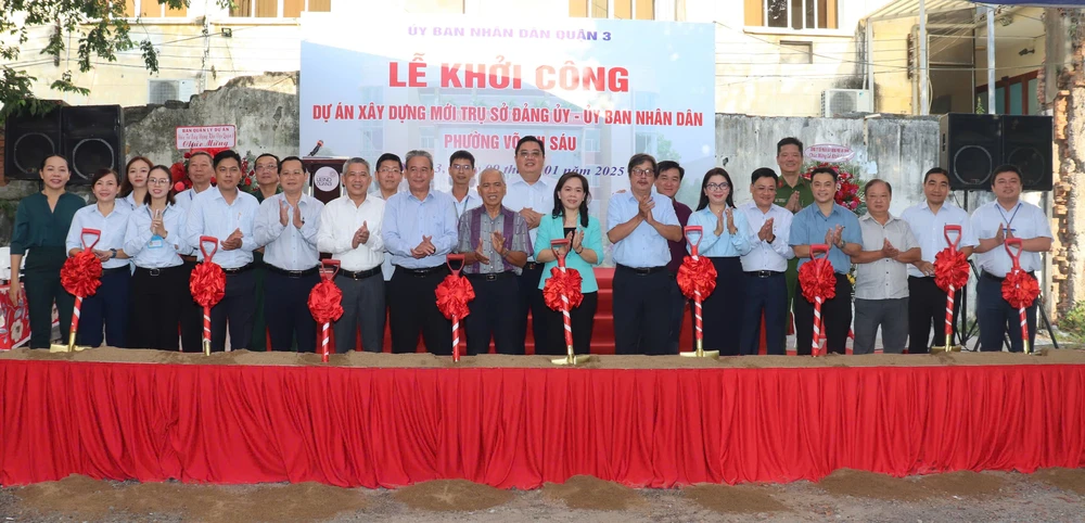 Các đại biểu thực hiện nghi thức khởi công