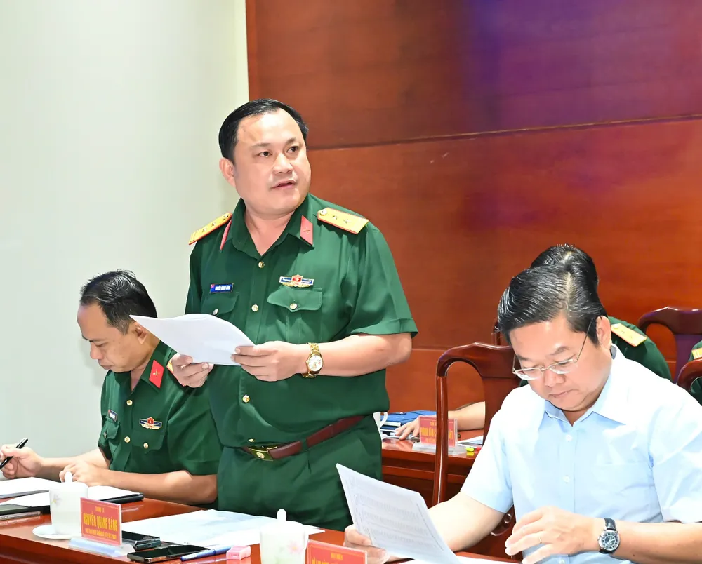 Trung tá Nguyễn Quang Sáng, Phó Tham mưu trưởng Bộ Tư lệnh TPHCM báo cáo kết quả công tác chuẩn bị giao quân năm 2025. Ảnh: VIỆT DŨNG z6291688575406_8a2cbaa27ea6e039e245006ceb80d0c6.jpg