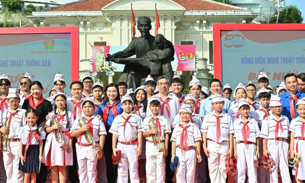 Phó Bí thư Thành ủy TPHCM Nguyễn Phước Lộc cùng các đại biểu dự chương trình. Ảnh: VIỆT DŨNG z6496936329752_df2f0e18d5410c1c173b367146fa67cd.jpg