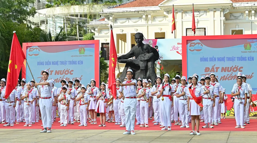 Đồng diễn nghệ thuật trống kèn với chủ đề “Đất nước trọn niềm vui” của các em thiếu nhi. Ảnh: VIỆT DŨNG z6496936354032_f5c881e5b144b4f379d12c216fbc258a.jpg