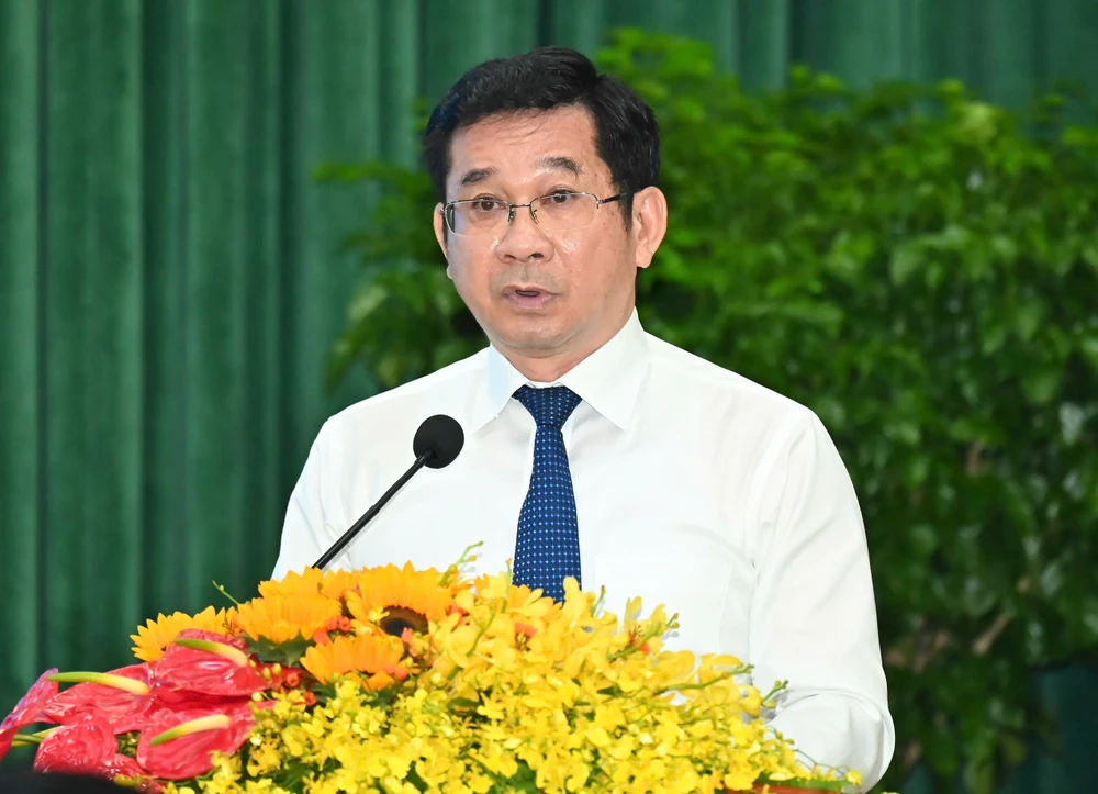 Phó Chủ tịch thường trực UBND TPHCM Dương Ngọc Hải báo cáo các nội dung tờ trình của UBND TPHCM trình HĐND TPHCM tại kỳ họp. Ảnh: VIỆT DŨNG z6516351182919_83424a32d83adefc2e52132cb5510f9a.jpg
