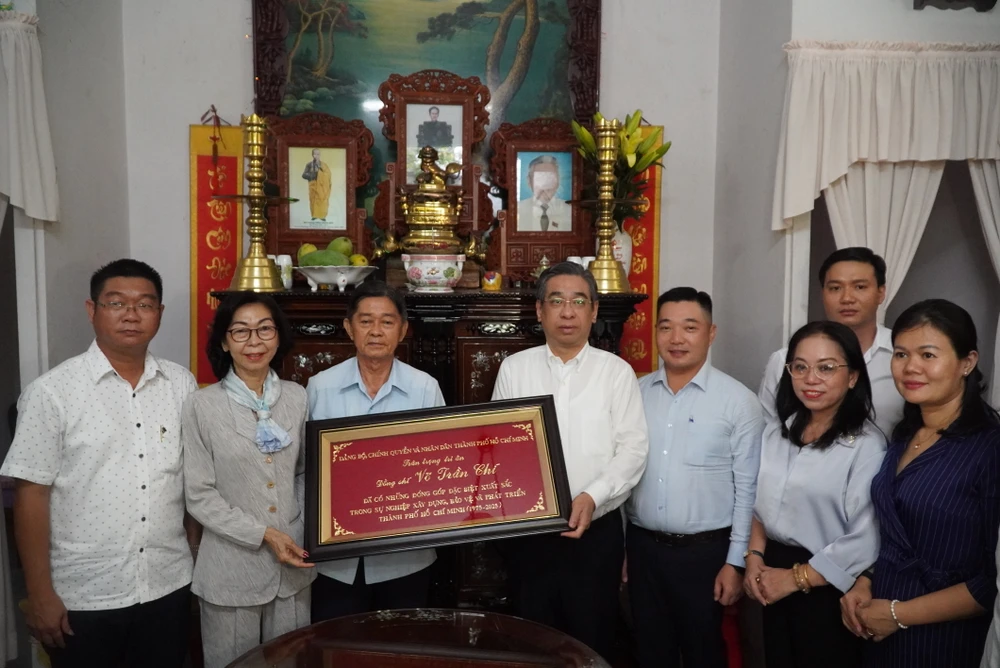 Đồng chí Nguyễn Phước Lộc tặng khánh tri ân đến gia đình đồng chí Võ Trần Chí 1000037374.jpg