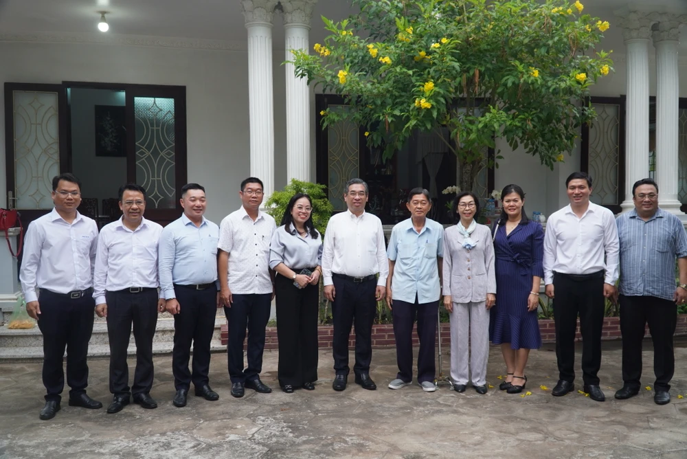 Đoàn chụp ảnh lưu niệm với gia đình đồng chí Võ Trần Chí 1000037390.jpg