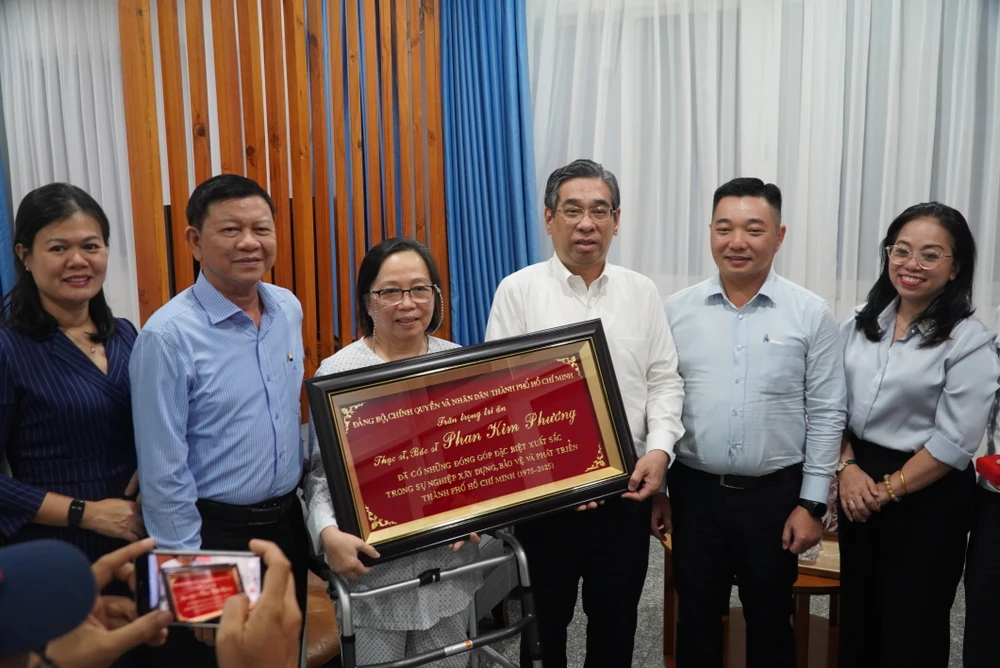 Đồng chí Nguyễn Phước Lộc tặng khánh tri ân Bác sĩ Phan Kim Phương 1000037406.jpg