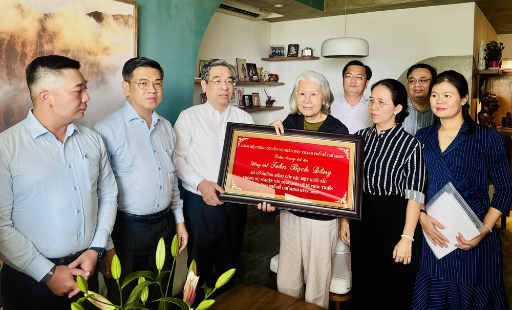 Đồng chí Nguyễn Phước Lộc tặng khánh tri ân đến gia đình đồng chí Trần Bạch Đằng 1000037413.jpg