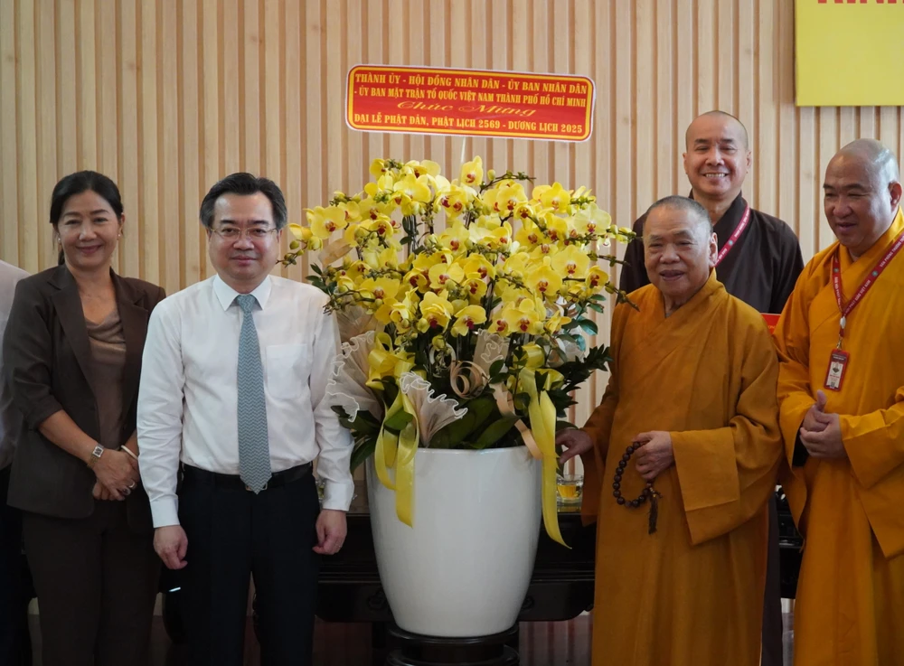 Đồng chí Nguyễn Thanh Nghị tới thăm, chúc mừng Hòa thượng Thích Thiện Pháp (thứ 2 từ phải qua), Phó Chủ tịch Thường trực Hội đồng Trị sự kiêm Trưởng ban Kiểm soát Trung ương GHPG Việt Nam) và các chư Tôn đức Văn phòng II GHPG Việt Nam z6537555646287_5898fab2edb87af8f6c65392faecea0f.jpg