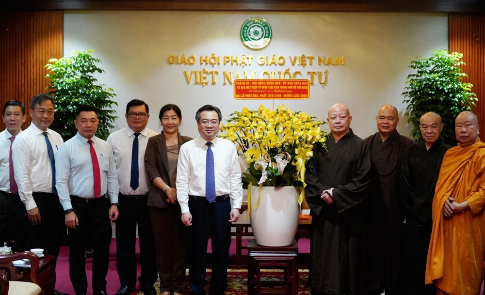 Đồng chí Nguyễn Thanh Nghị thăm, chúc mừng Hòa thượng Thích Lệ Trang (thứ 4 từ phải qua), Trưởng ban Nghi lễ Trung ương, Trưởng ban Trị sự GHPG Việt Nam TPHCM) và các chư Tôn đức Ban Trị sự GHPG Việt Nam TPHCM z6537561794893_0721ea5463fa2f39ebe345de9ee6b8c1.jpg