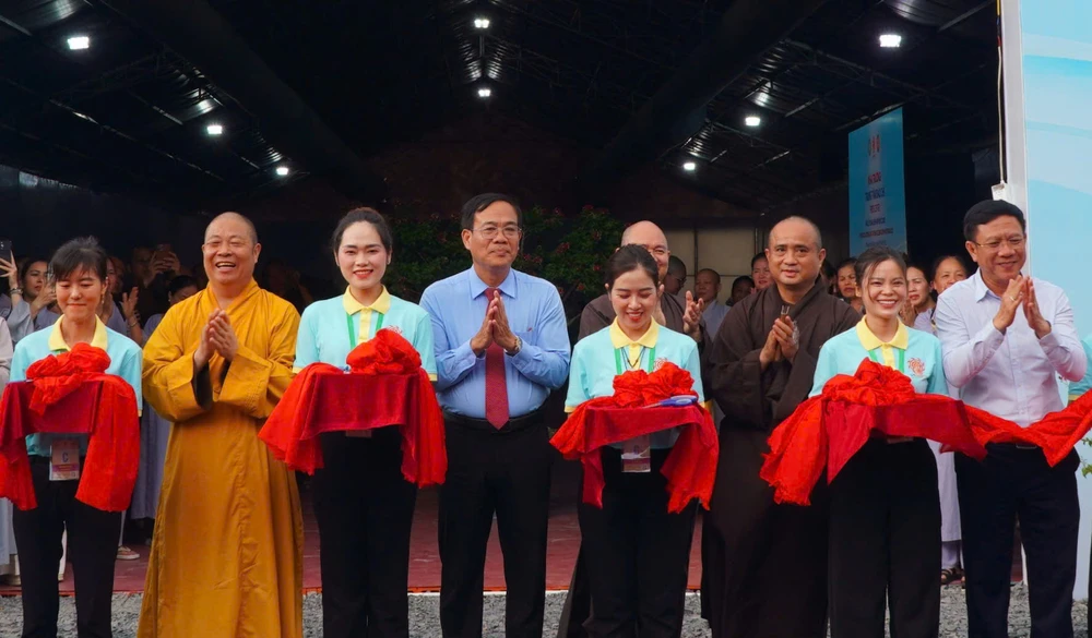 Các đại biểu cắt băng khai trương Trung tâm Báo chí phục vụ Đại lễ Phật đản Vesak 2025. Ảnh: THÀNH CHUNG z6561795055232_5f370dc005cc874665727c066f8b3700.jpg