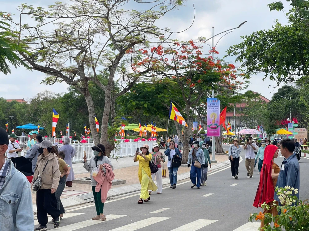 Dòng người đổ về Công viên Láng Le (huyện Bình Chánh, TPHCM) để chiêm bái Xá lợi Đức Phật, sáng 5-5. Ảnh: CẨM GIANG z6570512493060_dd96ea71c748791d00ab7efb1db73fd6.jpg
