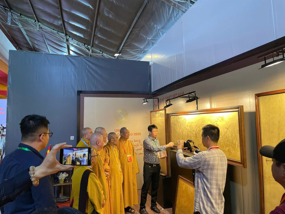 Triển lãm phật giáo "Nơi nghệ thuật và tâm linh hội tụ". Ảnh: CẨM GIANG z6570512497107_094a0be063cc84ca1e75a962deb6dd74.jpg