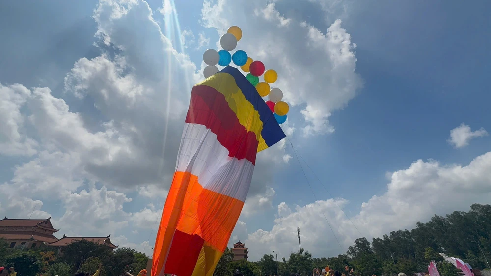 Thượng đạo kỳ Phật giáo 500m2 tại Đại lễ Vesak 2025. Ảnh: THẢO TÂM z6570512529471_d5af53b440158de2f4a487775039c9cc.jpg