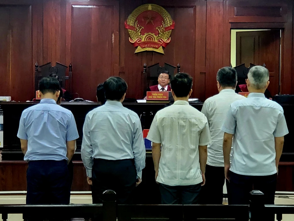 Các bị cáo tại phiên tòa ngày 6-5. Ảnh: THÀNH CHUNG z6572686616369_feb61ec71e45d892369029f3b3dbce2a.jpg