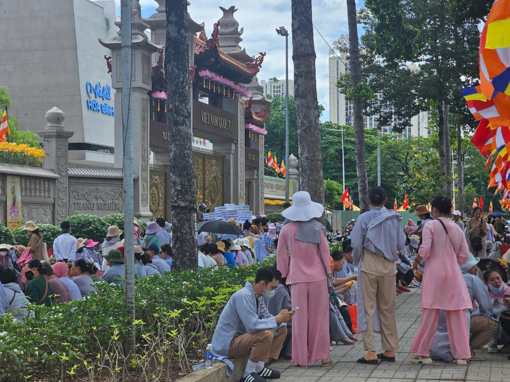 Người dân đã đổ về Việt Nam Quốc Tự (quận 10, TPHCM), xếp hàng trước cổng để chờ chiêm bái xá lợi trái tim Bồ tát Thích Quảng Đức. Ảnh: THU HOÀI z6572910817532_e0b0461c835be6f04790edd84abdbedc.jpg
