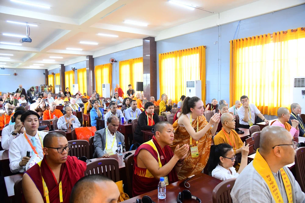 Đại biểu Phật giáo quốc tế tham dự diễn đàn với chủ đề "Nuôi dưỡng bình an nội tâm vì hòa bình thế giới" HT3.jpg