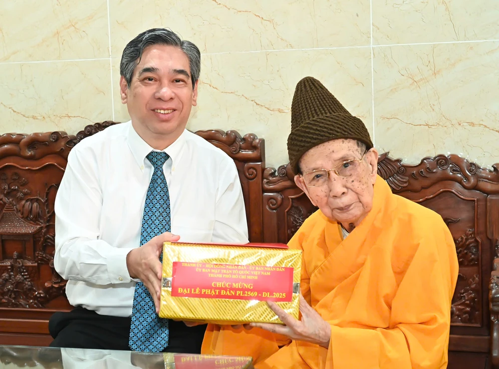 Đồng chí Nguyễn Phước Lộc thăm hỏi, tặng quà Trưởng lão Hòa thượng Thích Đức Nghiệp. Ảnh: VIỆT DŨNG z6584267666480_3b7e3d0e0e40a2d689fd5b2e73b223c6.jpg
