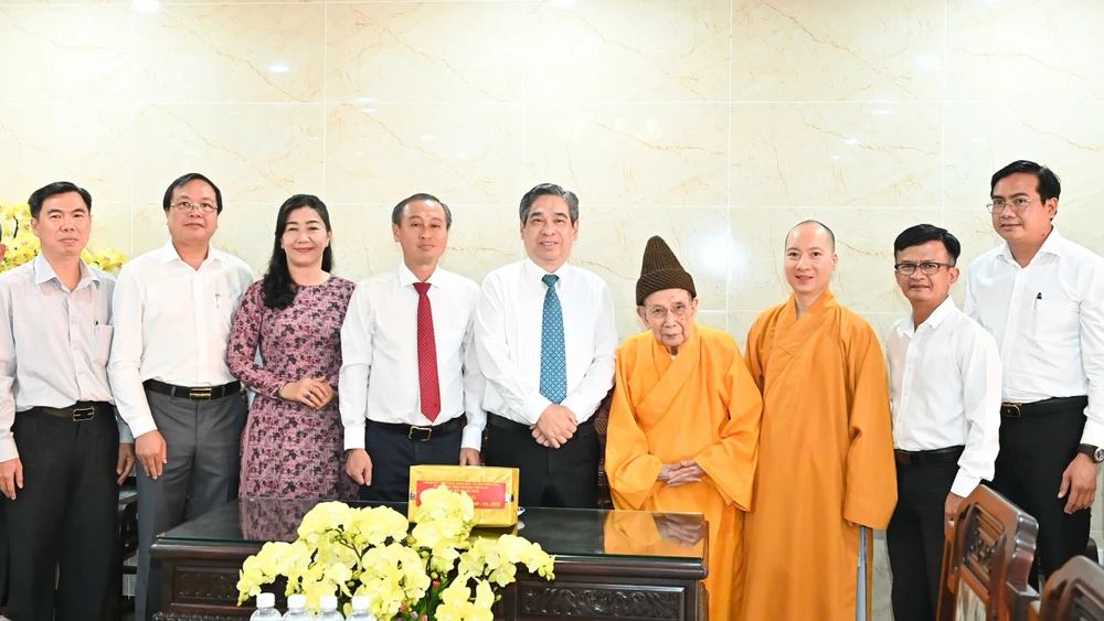 Đoàn đại biểu Thành ủy, HĐND, UBND, Ủy ban MTTQ Việt Nam tại TPHCM thăm hỏi Trưởng lão Hòa thượng Thích Đức Nghiệp. Ảnh: VIỆT DŨNG z6584267685867_587f00c708e3af28b2bb51afb4adf2e1.jpg