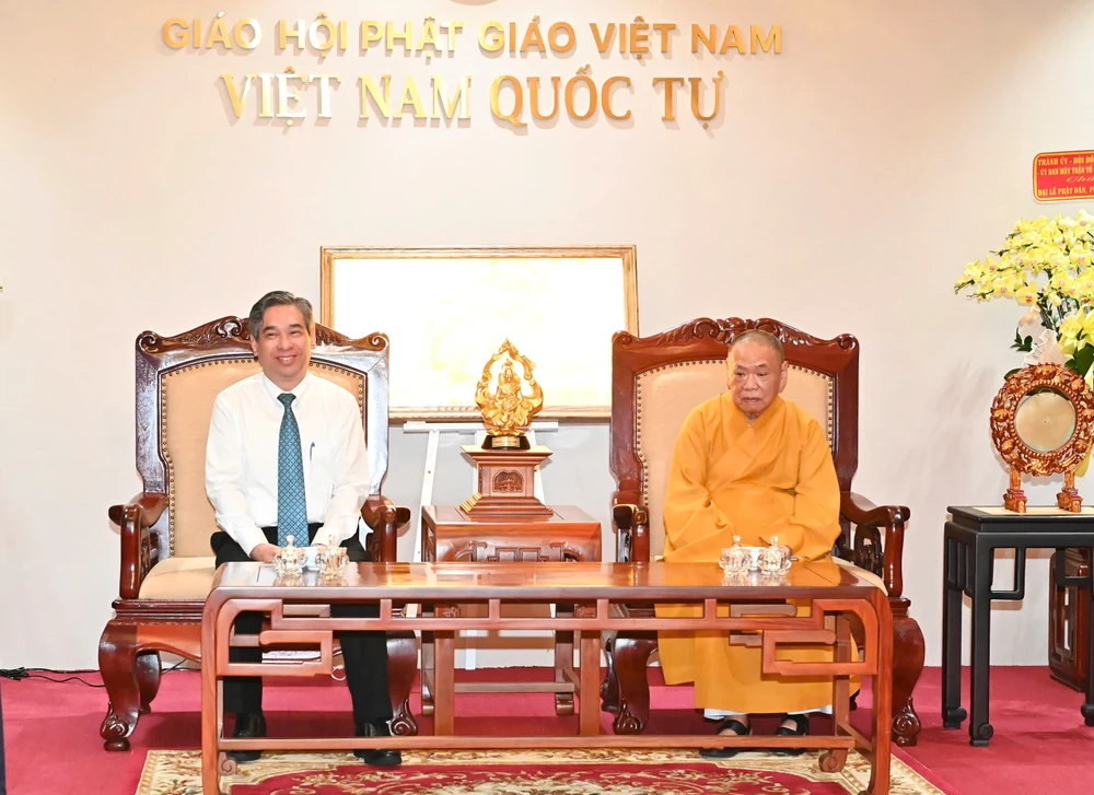 Đồng chí Nguyễn Phước Lộc gặp gỡ, chúc mừng Hòa thượng Thích Thiện Pháp, Ủy viên Thường trực Hội đồng Chứng minh, Phó Chủ tịch Thường trực Hội đồng Trị sự GHPG Việt Nam. Ảnh: VIỆT DŨNG z6584267705769_8ba5cef4d2d6fb3add284feb499daaeb.jpg