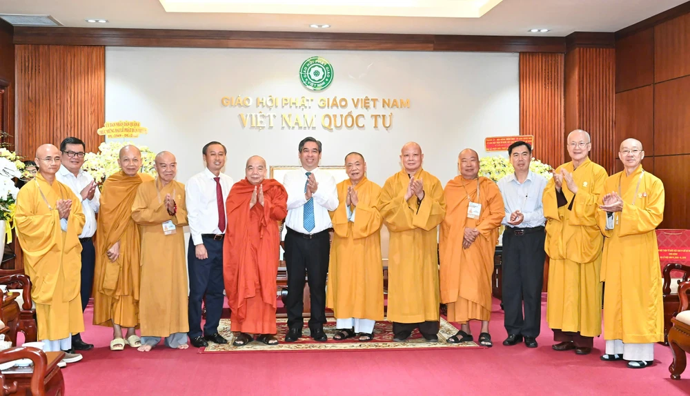 Chủ tịch Ủy ban MTTQ Việt Nam TPHCM Nguyễn Phước Lộc gặp gỡ, chúc mừng các vị chức sắc Phật giáo. Ảnh: VIỆT DŨNG