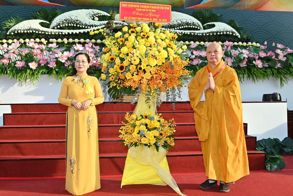 Đồng chí Nguyễn Thị Lệ, Phó Bí thư Thành ủy, Chủ tịch HĐND TPHCM tham dự và trao tặng lẵng hoa chúc mừng Đại lễ Phật đản Phật lịch 2569 của Thành ủy TPHCM. Ảnh: VIỆT DŨNG z6592163727281_b5afbc84aac4a2e972e176f7a72c6d66.jpg