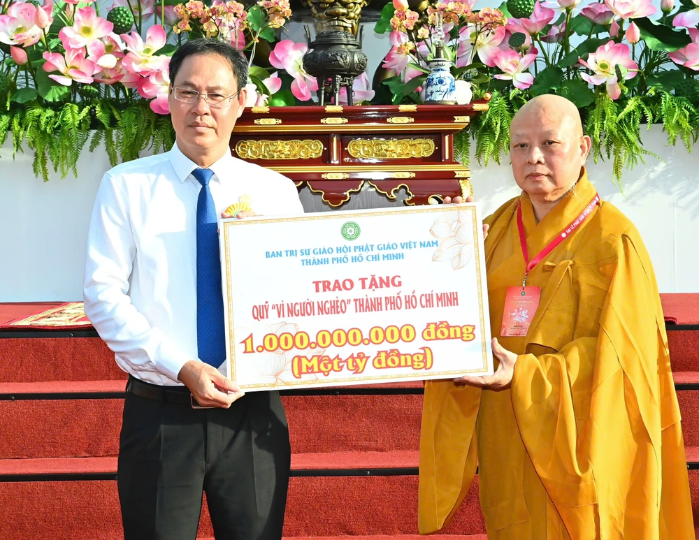 Hòa thượng Thích Lệ Trang trao tặng 1 tỷ đồng cho Quỹ "Vì người nghèo" TPHCM. Ảnh: VIỆT DŨNG z6592163785201_6d14ca2b7d5c45a715761fc4e6679c00.jpg