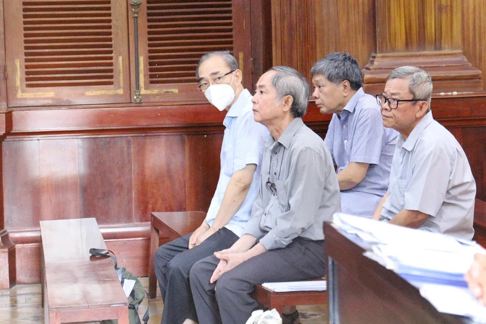 Bị cáo Trương Thanh Phong (cựu Tổng Giám đốc, đeo khẩu trang) và đồng phạm hầu tòa, sáng 12-5 z6592396286273_cbd6847228e4088bf010379ddbfdc445.jpg