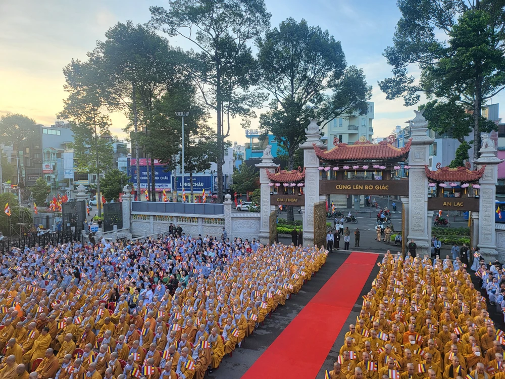 Hàng ngàn Tăng ni, Phật tử tham dự Đại lễ Phật đản Phật lịch 2569. Ảnh: THÀNH CHUNG z6592466671362_2779d43ce0c90500fc1f66b8f02e030a.jpg
