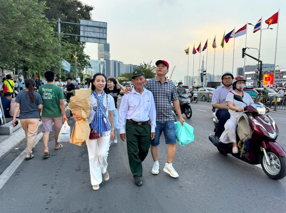 Ông Thanh chia sẻ đi xe máy vào TPHCM để chứng kiến sự phát triển của quê hương z6551178184182_d8bb84c65ee79076a731d0364732dc3b.jpg