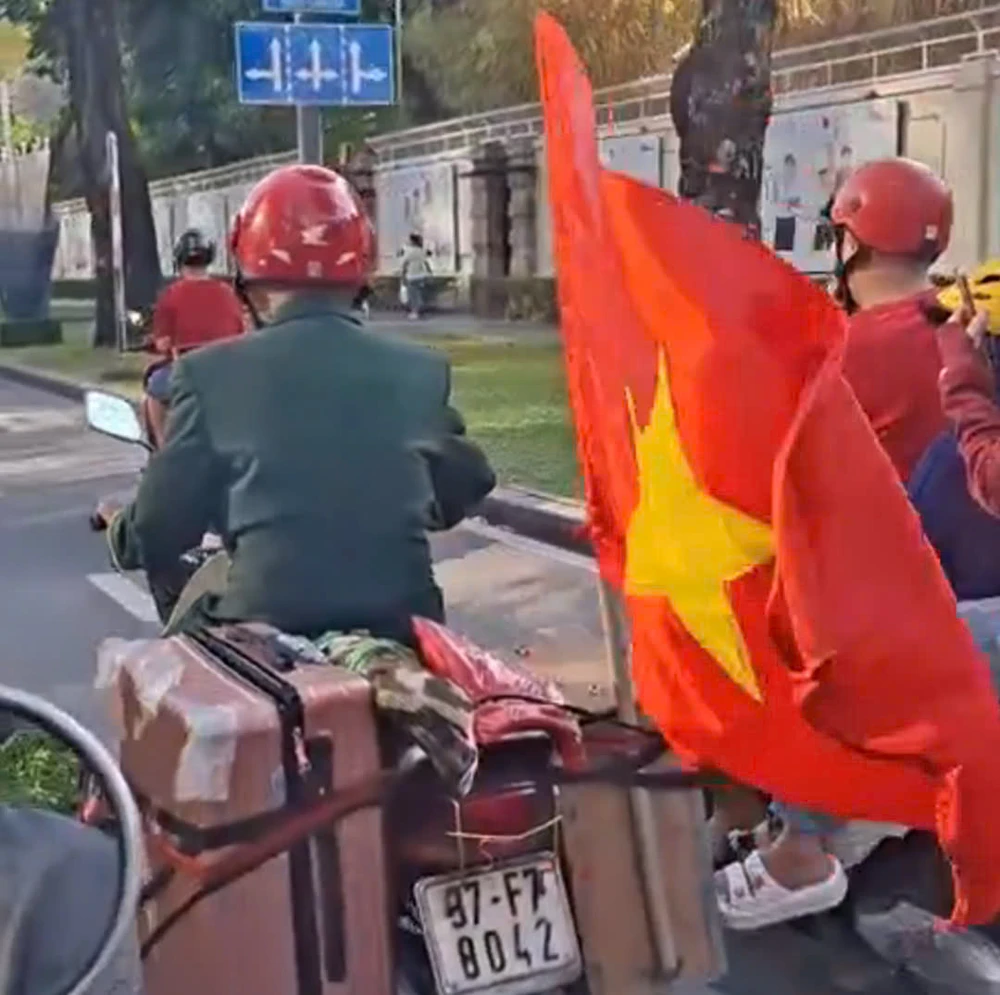 Hành trình chạy xe máy từ Nghệ An vào TPHCM dự Lễ kỷ niệm 50 năm Ngày Giải phóng miền Nam, thống nhất đất nước đã lan toả tinh thần yêu nước đến nhiều người z6551260749868_30b5ac4f82f8482c7dc20f1a062b606f.jpg