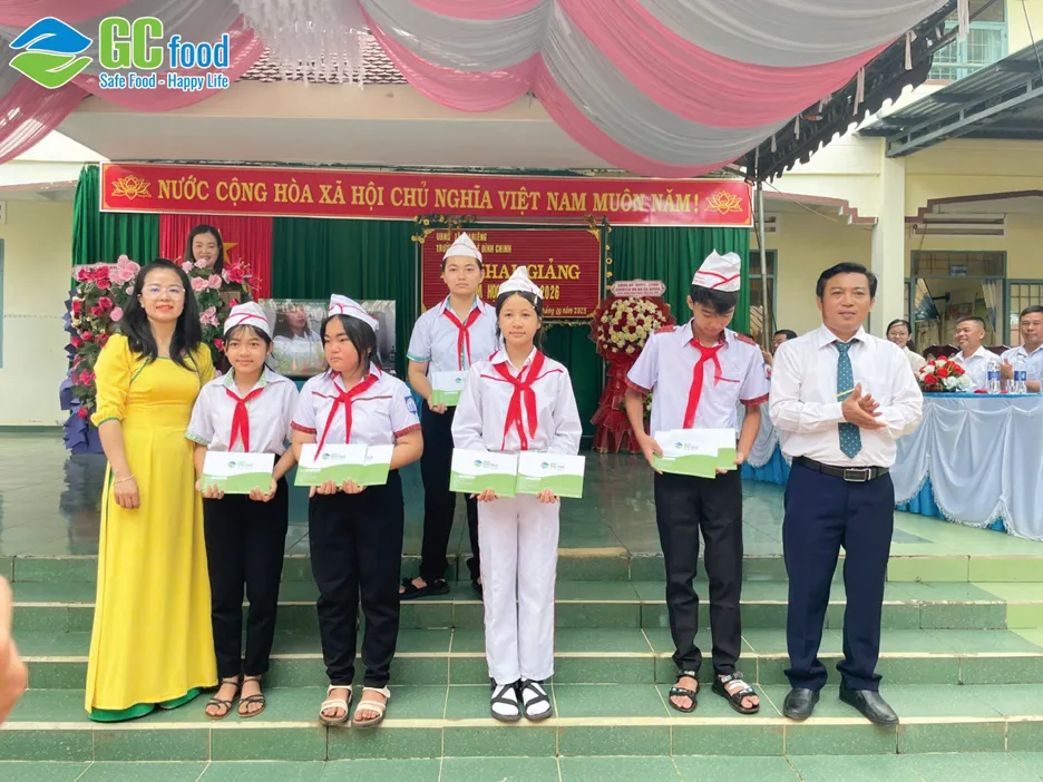 Học sinh Trường THCS Lê Đình Chinh vui mừng nhận học bổng từ GC Food Picture2.png