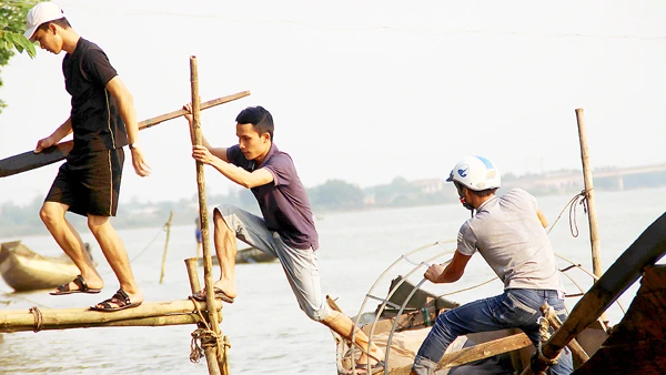 Đội chống “sa tặc” làng Trung Yên tham gia tuần tra trên sông