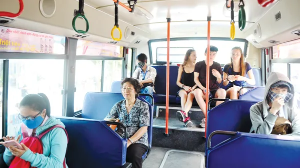Nâng cao hoạt động xe buýt là một giải pháp đảm bảo ATGT. Ảnh: THÀNH TRÍ