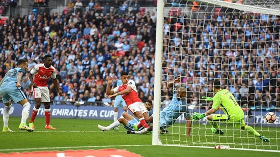 Alexis Sanchez (áo đỏ, bên phải) ghi bàn thắng quý giá vào lưới Man.City, đưa Arsenal tiến vào trận chung kết Cúp FA 2017. Ảnh: Dailymail