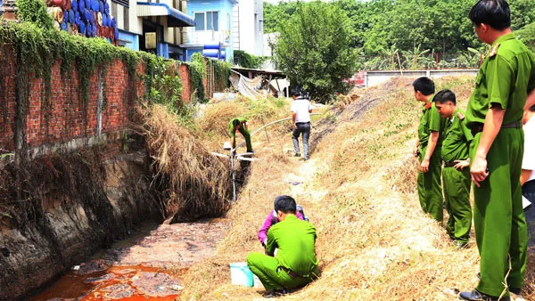Cơ quan chức năng kiểm tra việc xả thải của một công ty không qua xử lý