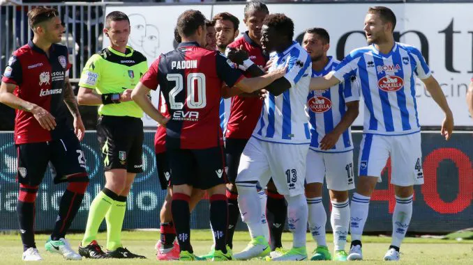 Muntari rời sân sau khi bị rút thẻ vàng. 