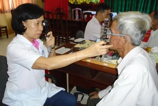 Đoàn công tác từ thiện của Hội Mắt kính TPHCM đo khúc xạ cho người cao tuổi