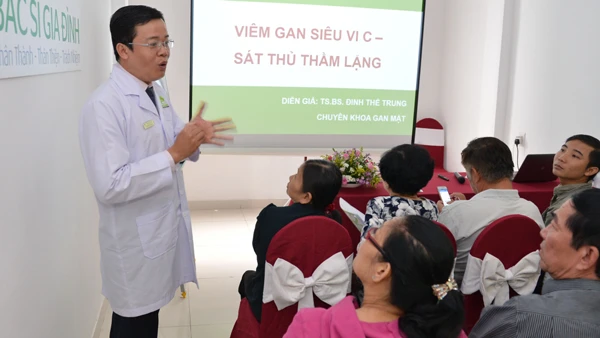 TS.BS Đinh Thế Trung trao đổi với đại biểu tại hội thảo Viêm gan siêu vi C- Sát thủ thầm lặng. Ảnh VIỆT DŨNG