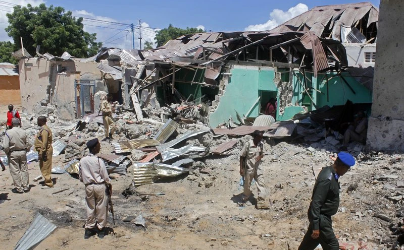 Hiên trường xe bom phát nổ khi đang được tháo gỡ ở Wadajir, Mogadishu, Somalia, ngày 17-5-2017. Ảnh: AP