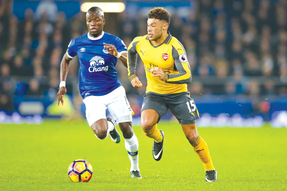 Arsenal (phải) cần phải thắng Everton mới có thể hy vọng.