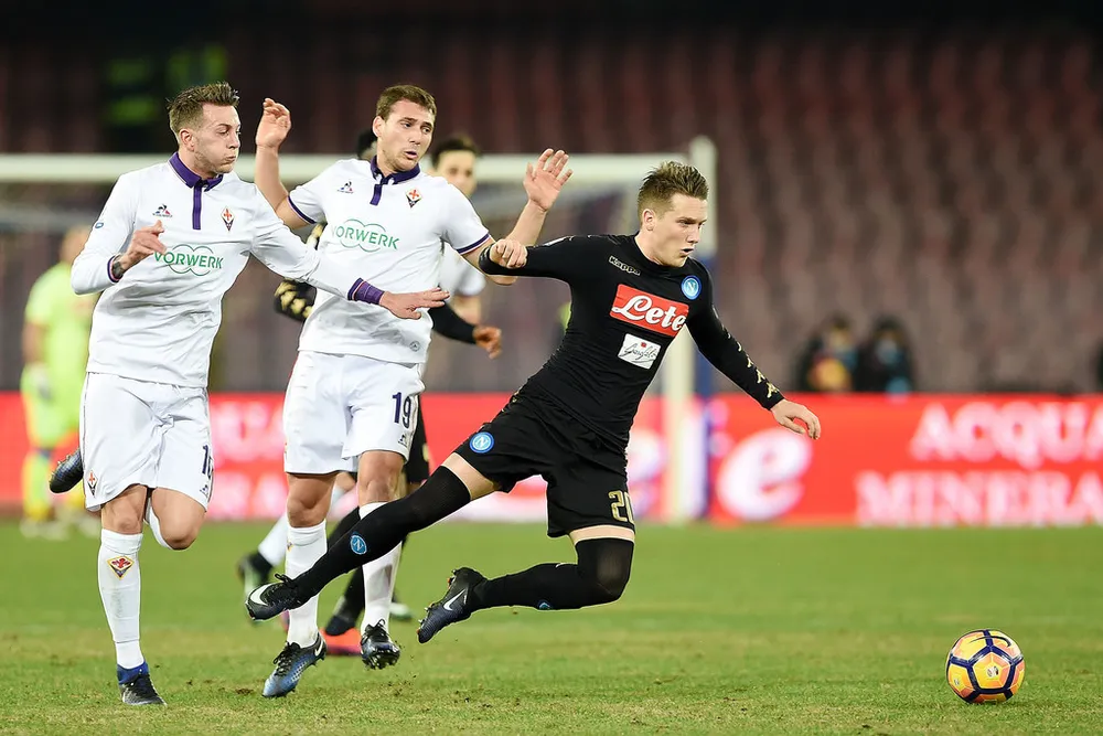 Federico Bernardeschi (trái, Fiorentina) phạm lỗi với Piotr Zielinski (Napoli).