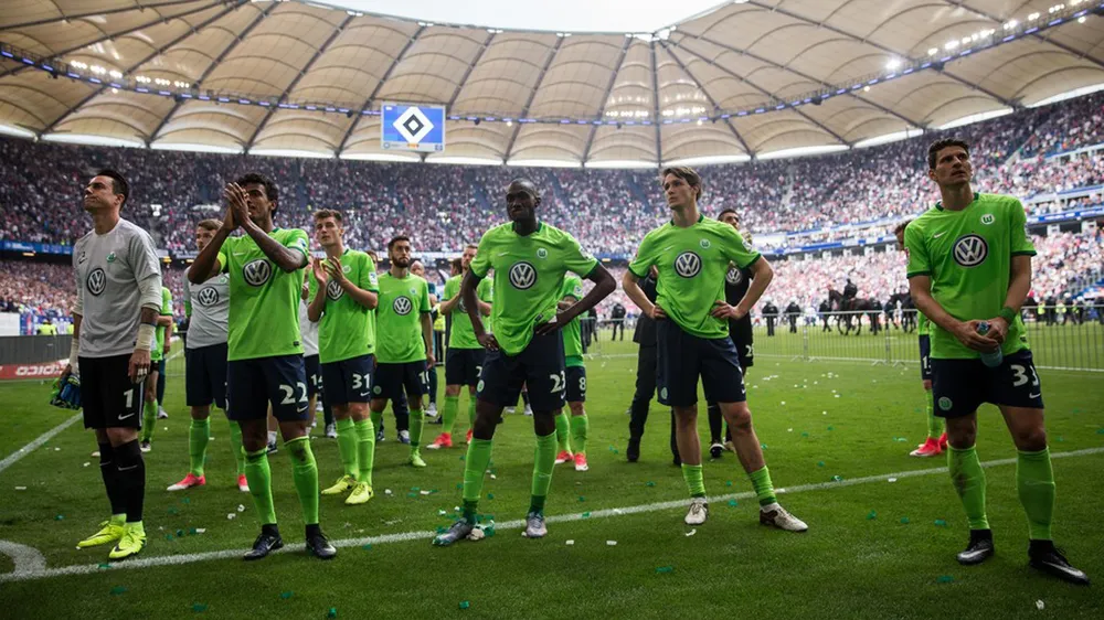 Nỗi thất vọng của các cầu thủ Wolfsburg sau thất bại trước Hamburg.
