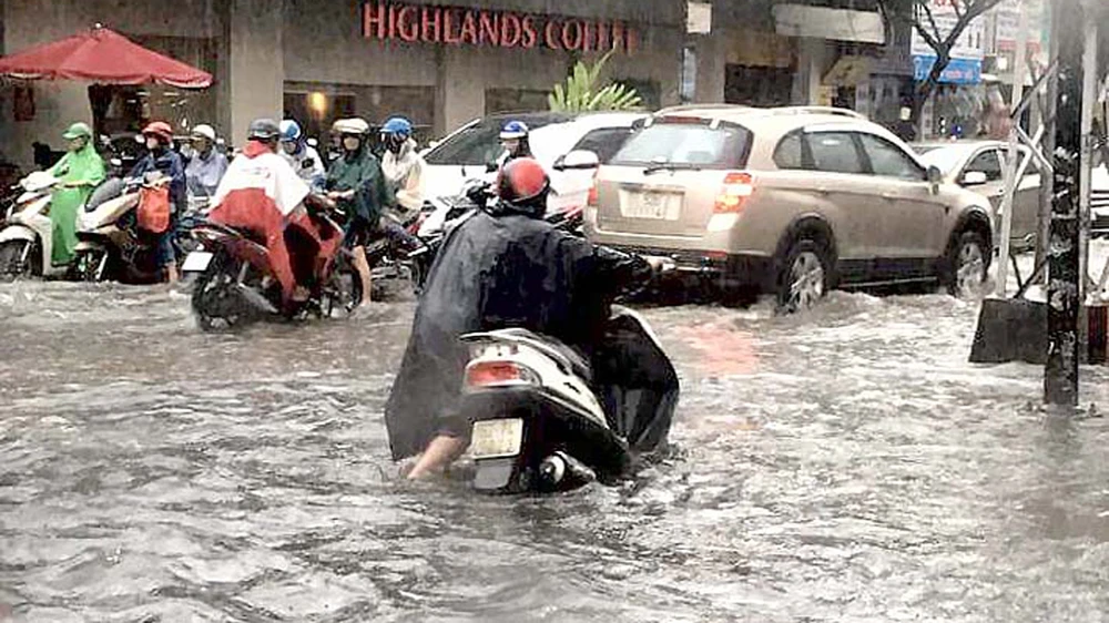 Đường Trần Hưng Đạo (quận 5) trước đây dù mưa lớn vẫn không ngập nhưng nay ngập lênh láng.