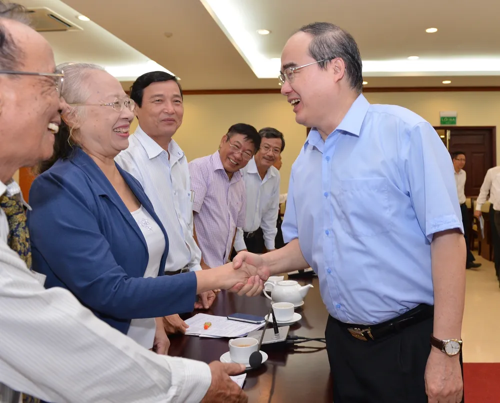 Bí thư Thành ủy TPHCM Nguyễn Thiện Nhân gặp gỡ các đại biểu trí thức TP. Ảnh:VIỆT DŨNG