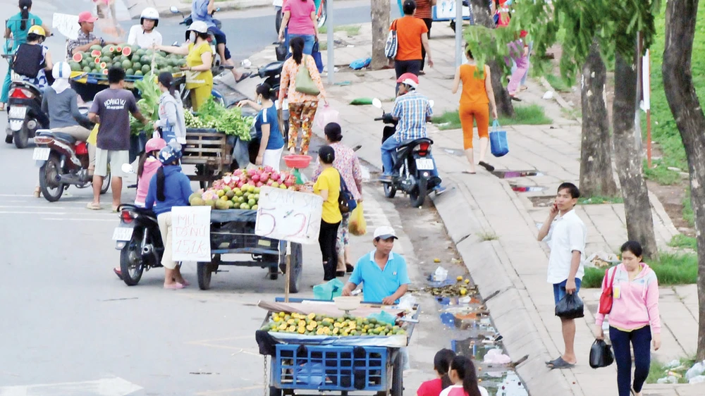 Vẫn còn tình trạng chiếm dụng lòng lề đường trên địa bàn thành phố (ảnh chụp ngày 25-5) Ảnh: THÀNH TRÍ